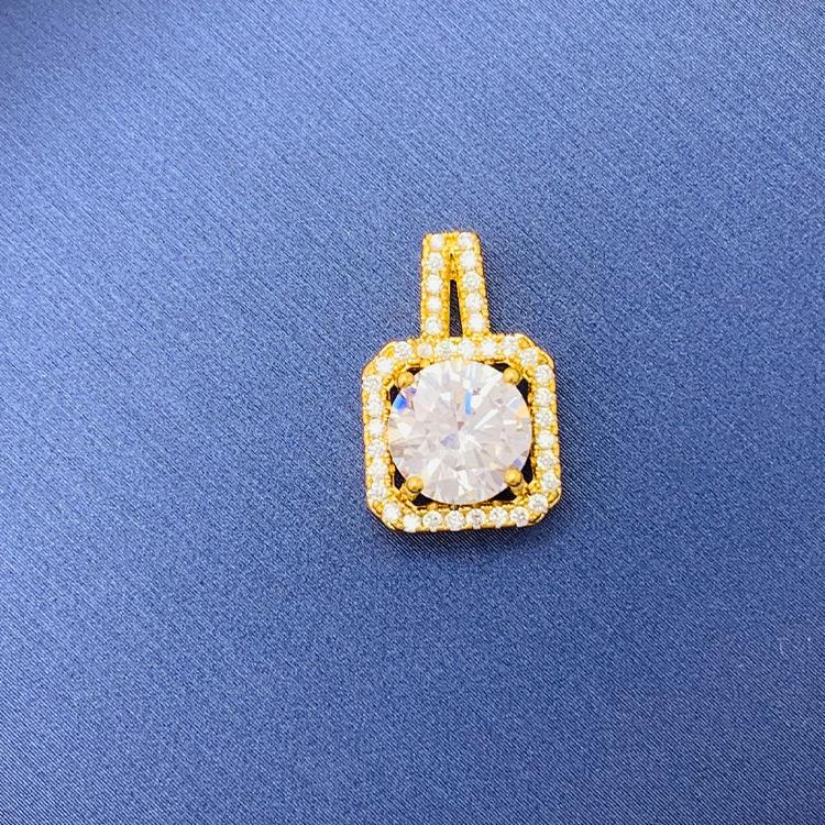 Tiktok Venta caliente colgante al por mayor auto-seleccionado 100 cobre colgante único con fuente de cadena de fábrica al por mayor sin cadena