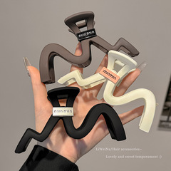 Irregular letter hair clip for women, bun at the back of the head, hair clip with a simple hairpin, large shark clip hair accessory