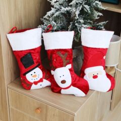 巧鼎のクリスマスプレゼントの袋は大きな赤いクリスマスの靴下を飾っています。