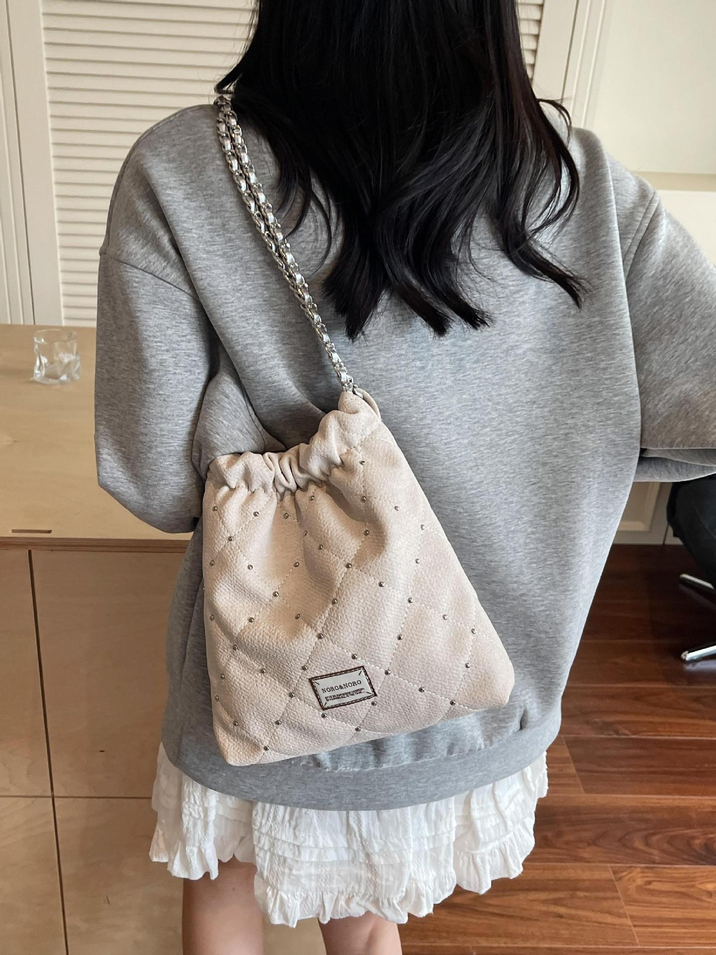 Bolsa de balde de verano popular para mujeres 2025 nueva cadena de diamante pequeña bolsa de hombro de viento fragante nicho bolsas debajo de las axilas