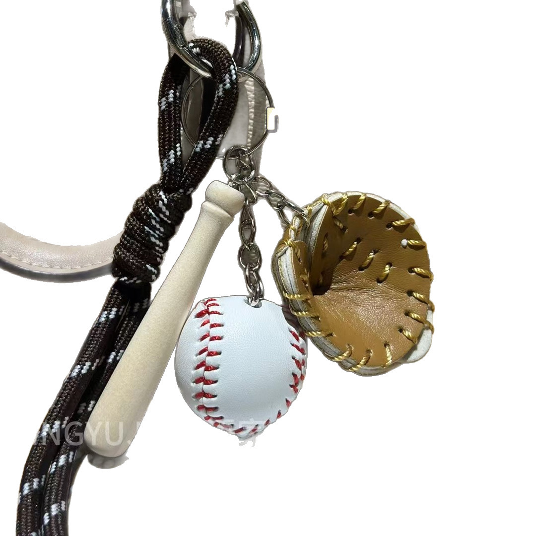 Juguetes lindos colgantes de béisbol de peluche Miu viento cuerdas de montaña cuerdas de mano muñecas de dibujos animados bolsos colgantes llaveros de moda