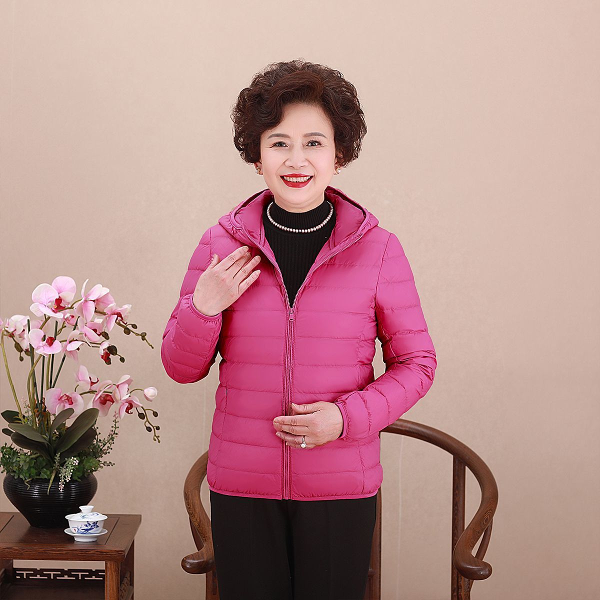 Chaqueta de pluma transfronteriza ligera y delgada nueva dama de mediana edad madres con chaqueta corta con capuzas más grasa MM gruesa