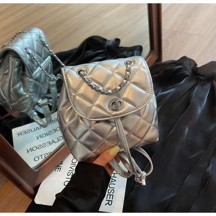 Mochila de cadena de diamantes de estilo occidental para mujer 2024 nueva mochila plateada de verano para estudiantes universitarios