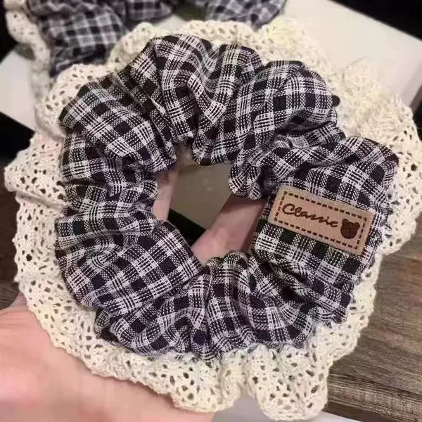 Lusi Same lace grid