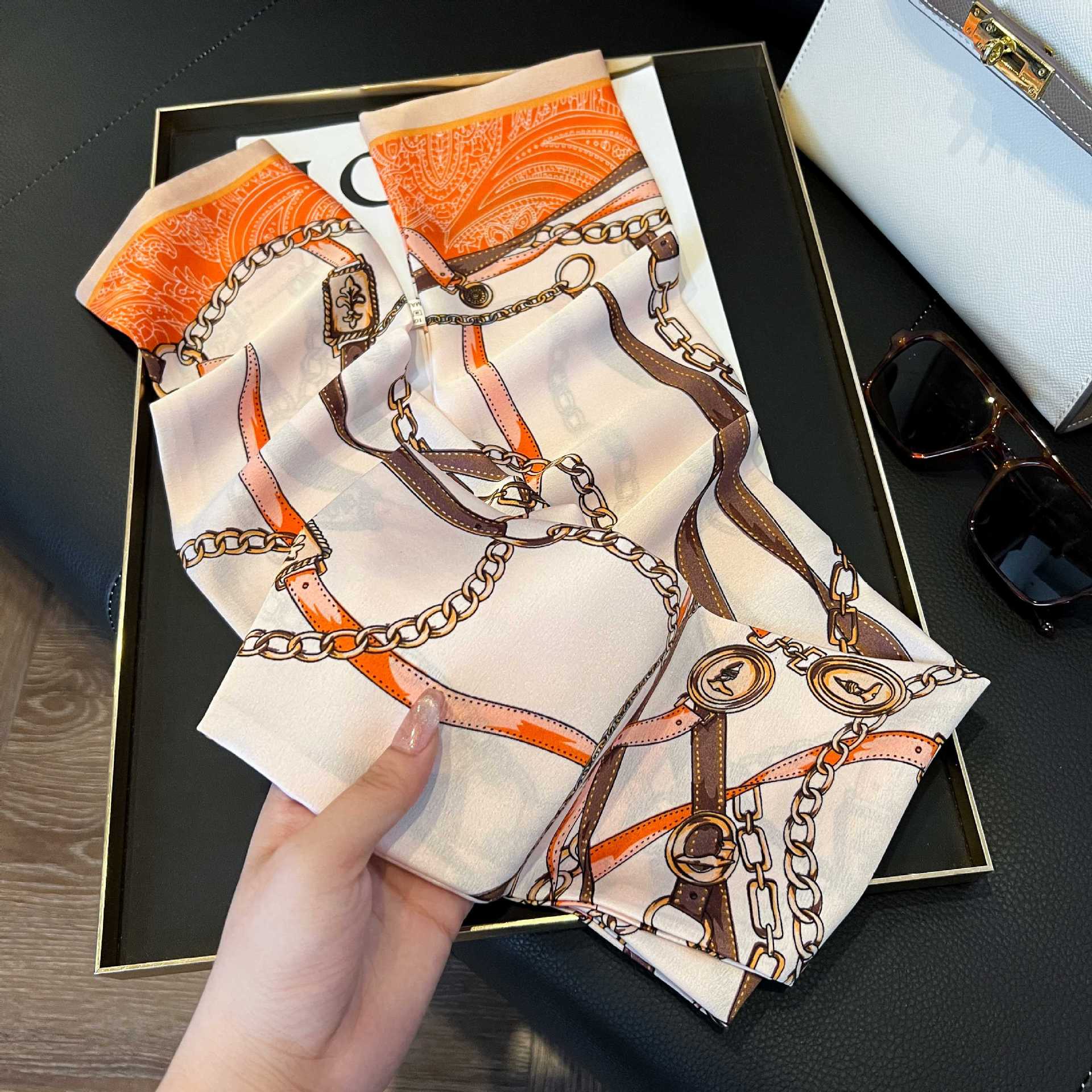 Nueva bufanda de seda pequeña banda larga estrecha para el cabello mujer estilo primavera y otoño moda madre bufanda estilo verano estilo fino serpentina bufanda al por mayor