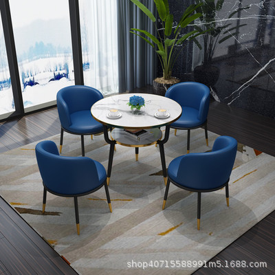 진한 파란색 가죽 의자 4개와 테이블 1개