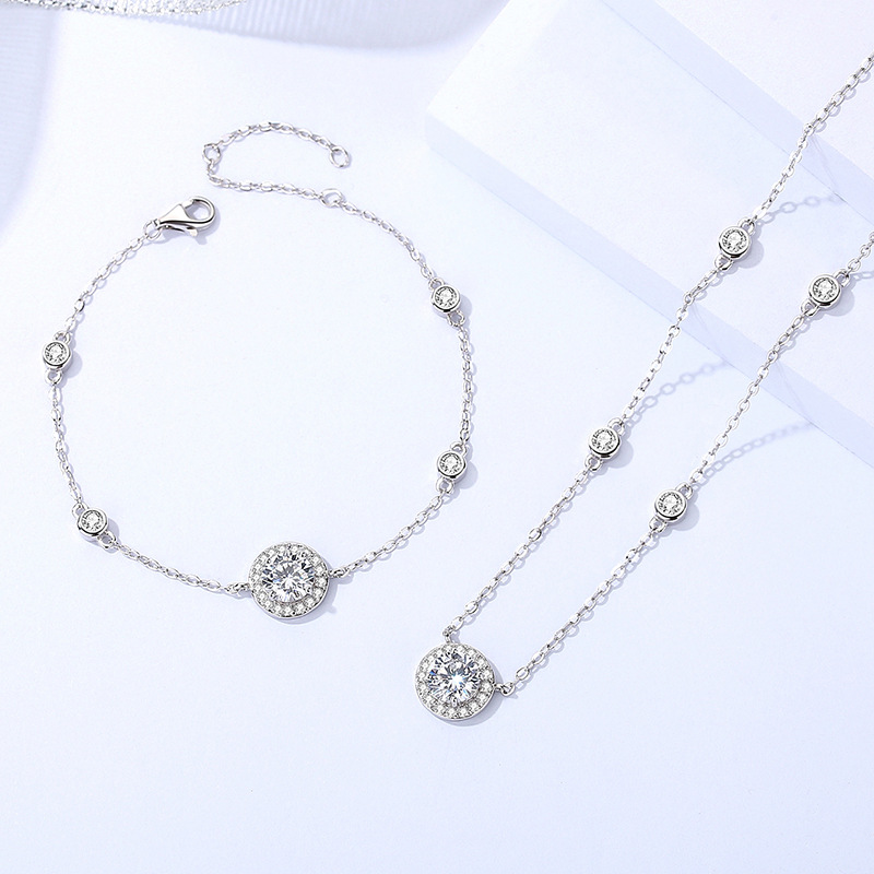 Fashionable sophisticated necklace with zircon