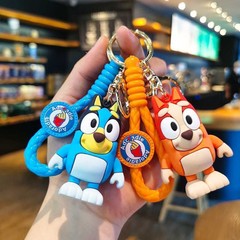 越境創意カード通布は子犬犬のプレゼントのキーホルダーに合わせてかばんのペンダントを飾っています。
