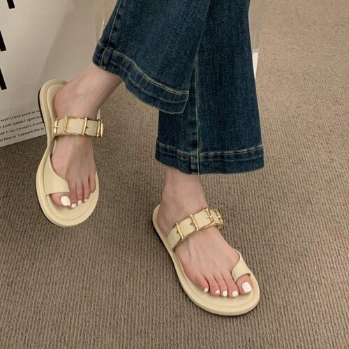 Toe slippers for women's summer outer wear 2024 new French style high-end sandals and slippers, fashionable retro beach slippers