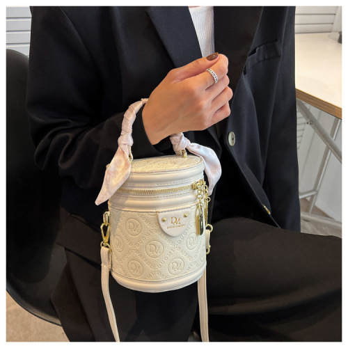 Women's Autumn 2024 New Trendy Fashion Niche Water Bucket Bag with High-Grade Texture, Versatile Crossbody Bag