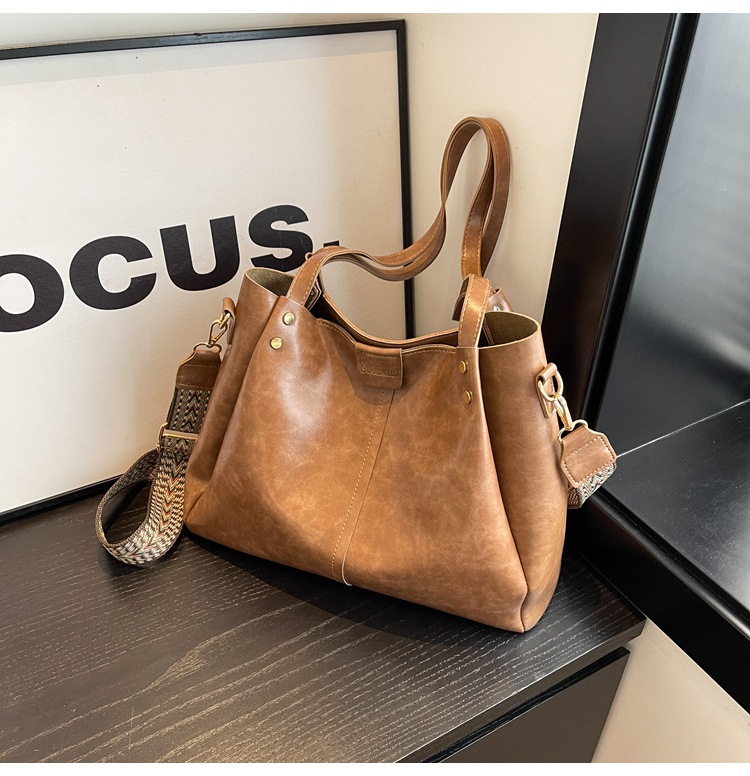 European and American retro large-capacity commuter tote bag 2024 new portable shoulder bag, textured wide shoulder strap messenger bag_voghion.com