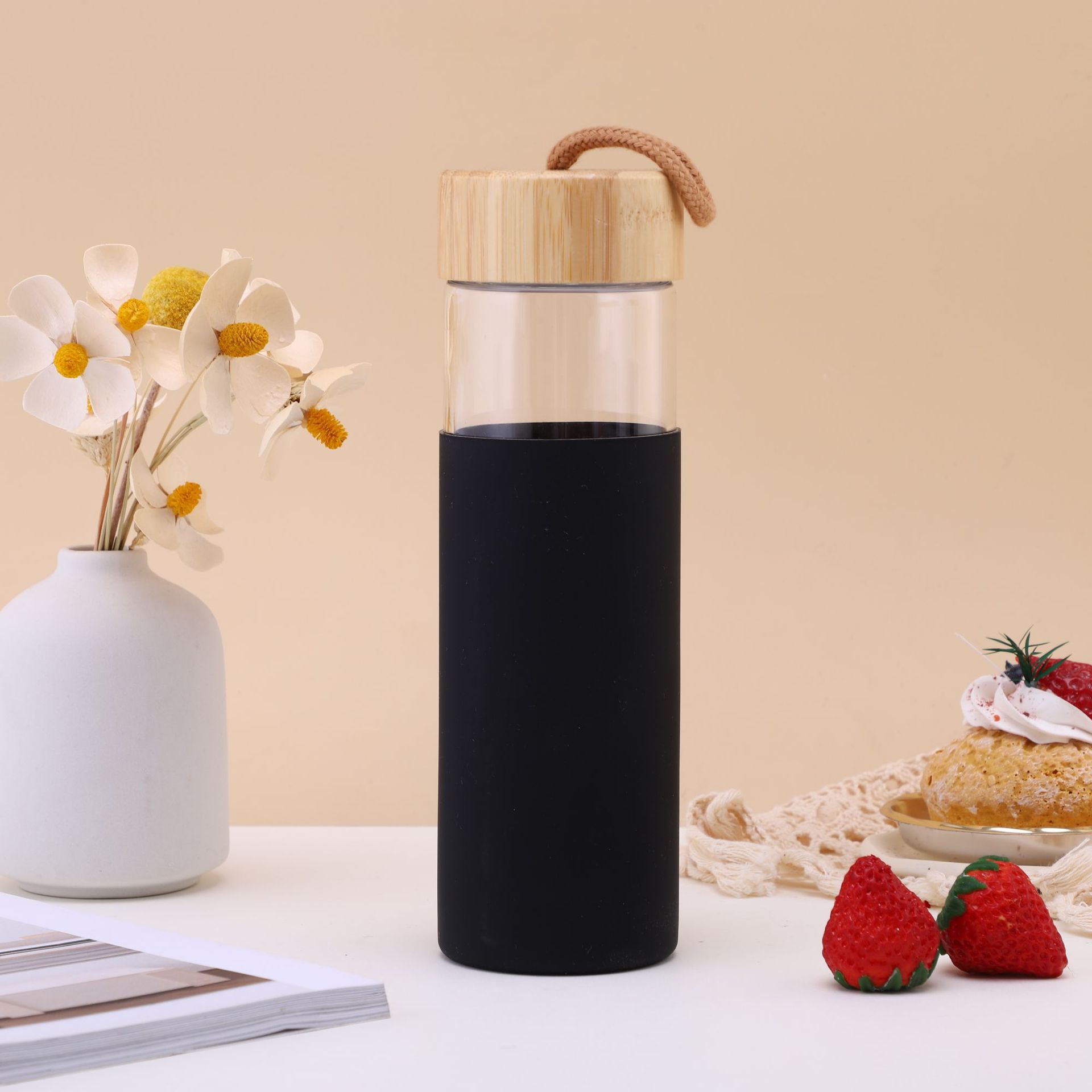 Nuevo tipo de taza de vidrio de cubierta de bambú con cubierta de silicona portátil al aire libre separación de taza de té portátil regalos al por mayor