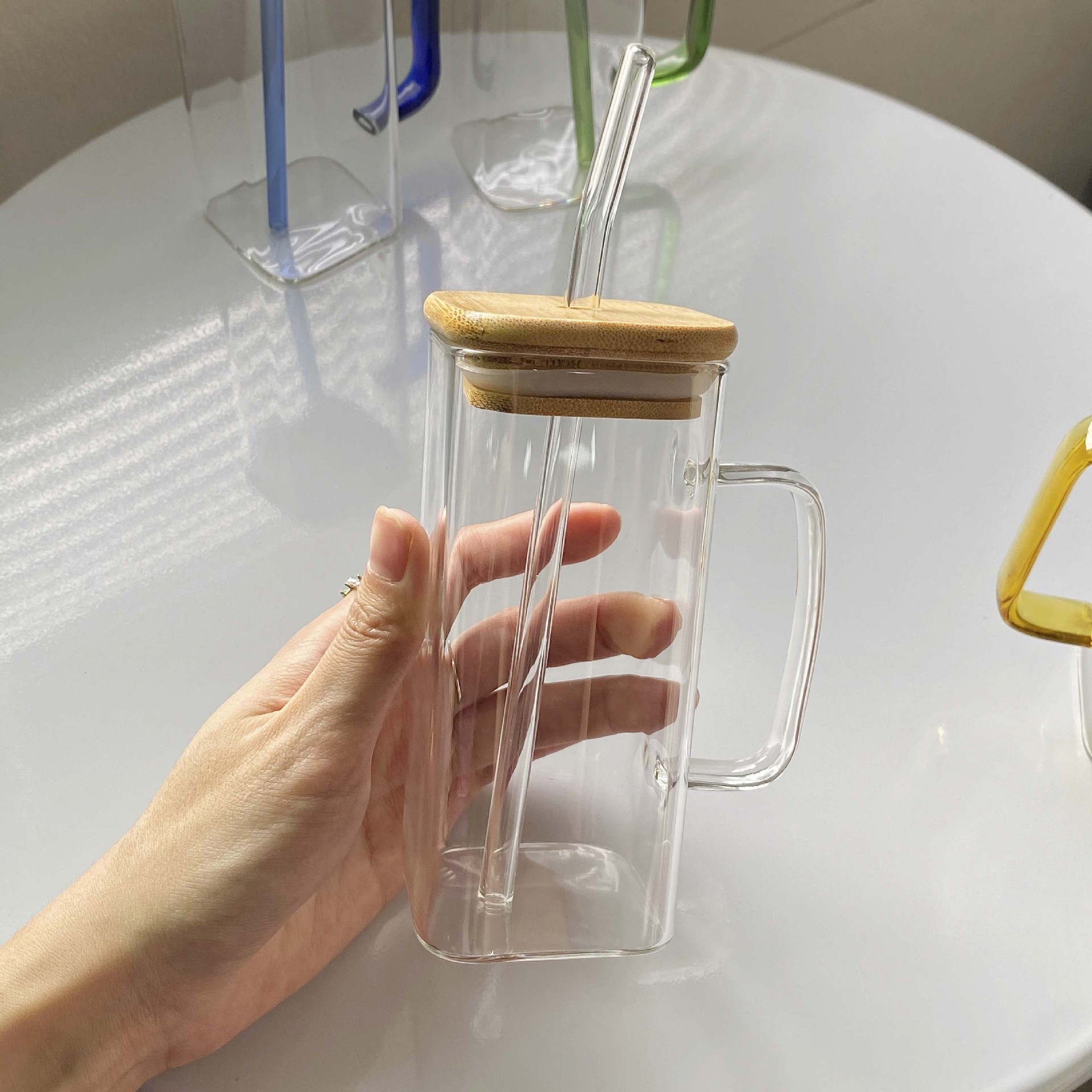 Taza de vidrio cuadrada al por mayor taza de té separada taza de agua de paja transparente taza de vidrio de silicona alta temperatura