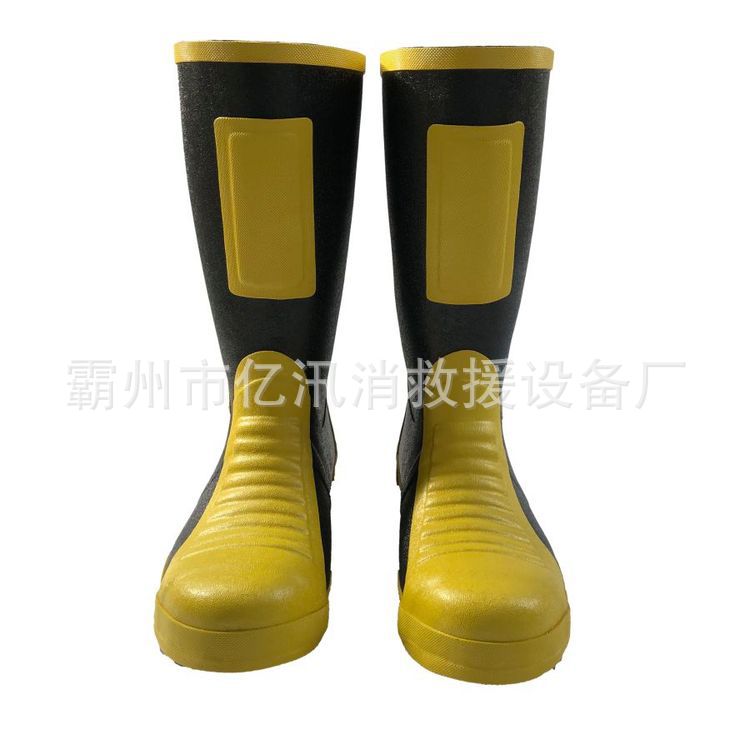 17式消防员灭火防护靴靴帮上设有保护层筒口和靴底各设围条