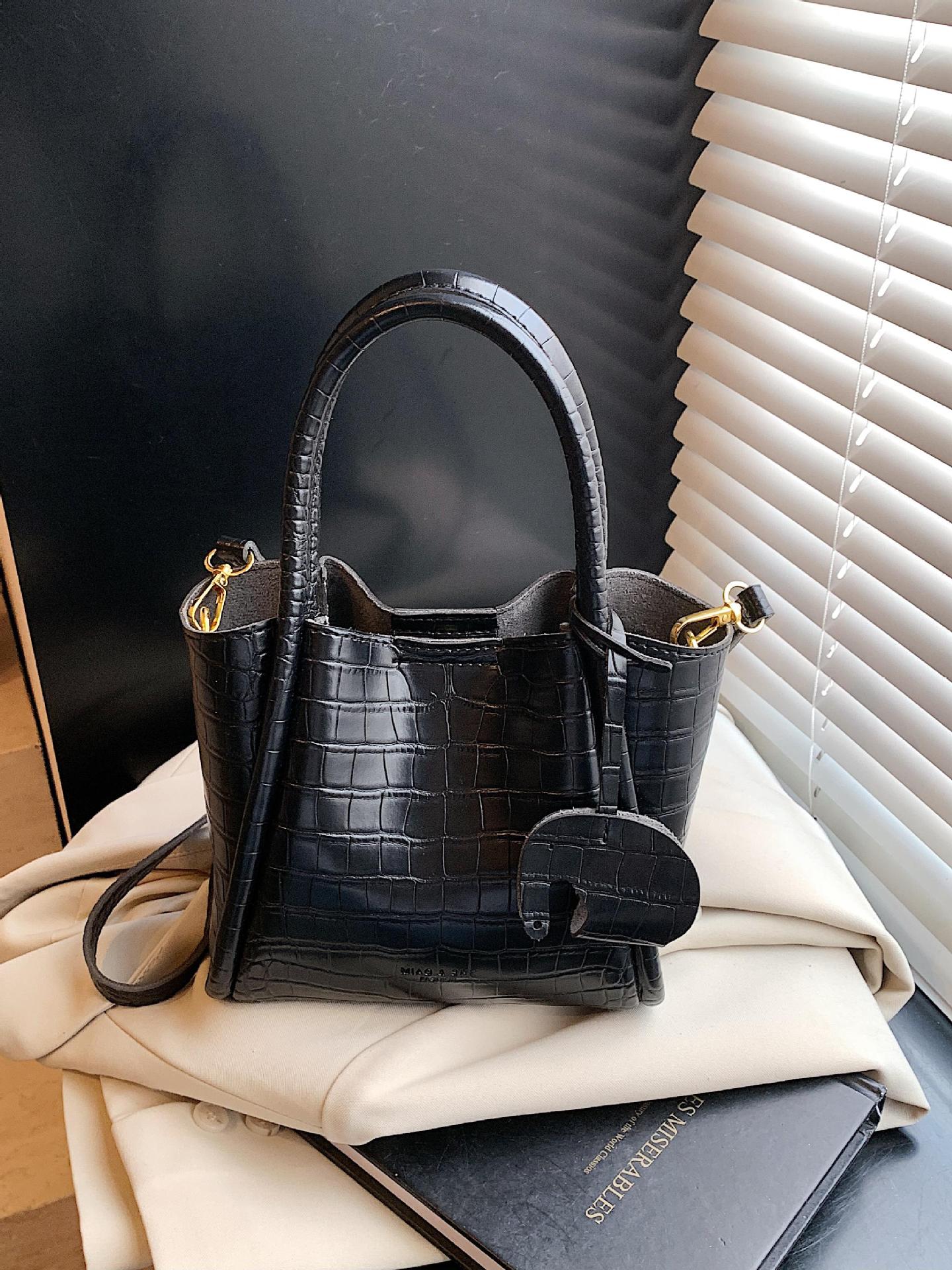 Bolso de canasta de verduras con patrón de cocodrilo transfronterizo para mujer 2025 nuevo bolso de cubo de mensajero casual simple de alta gama