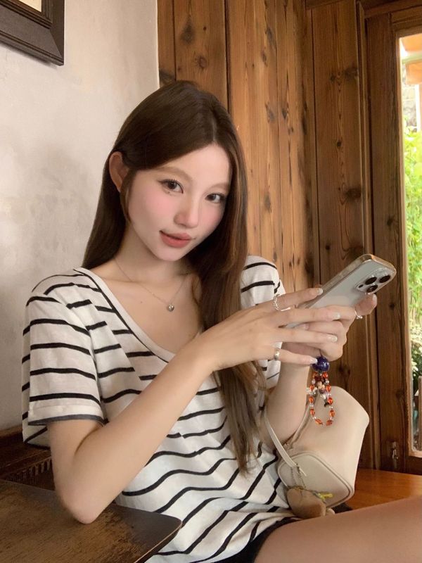 黒と白のストライプ V ネック半袖 T シャツ 2025 夏の新しい甘い年齢軽減デザインの女性のためのルーズカジュアルトップ|undefined