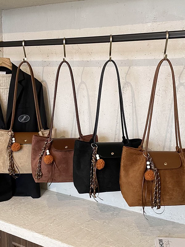 Capacious retro shoulder bag, underarm bag