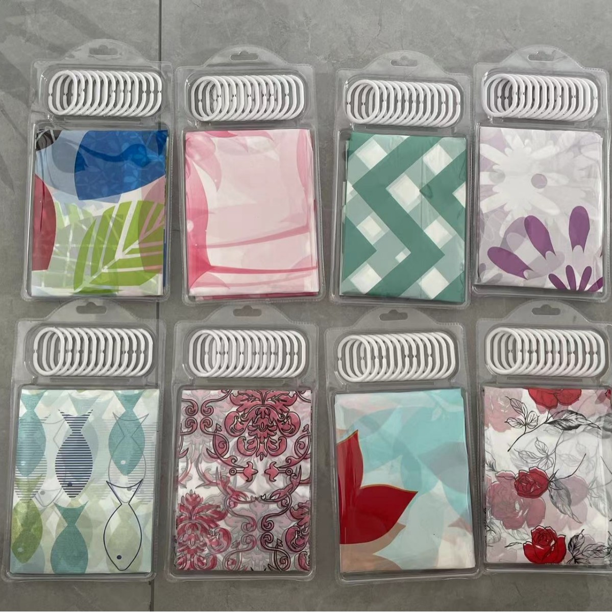 Cortinas de ducha impresas de PE al por mayor en existencia con juego de anillos para cortinas de ducha, cortinas desechables impermeables y prácticas, disponibles en varios diseños.