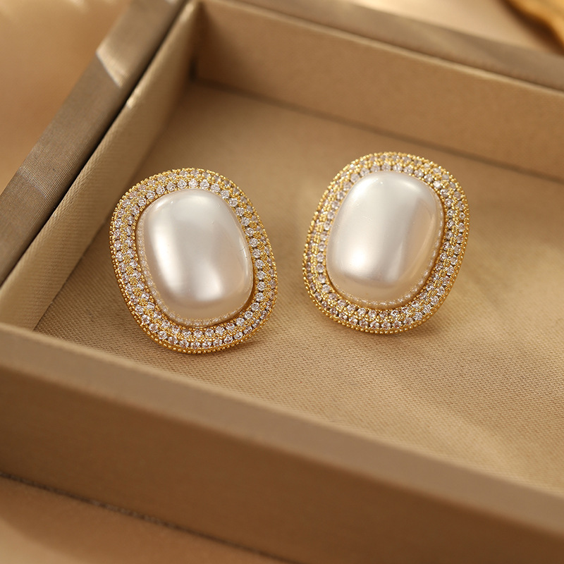 Retro elegant fashionable earrings from pearl