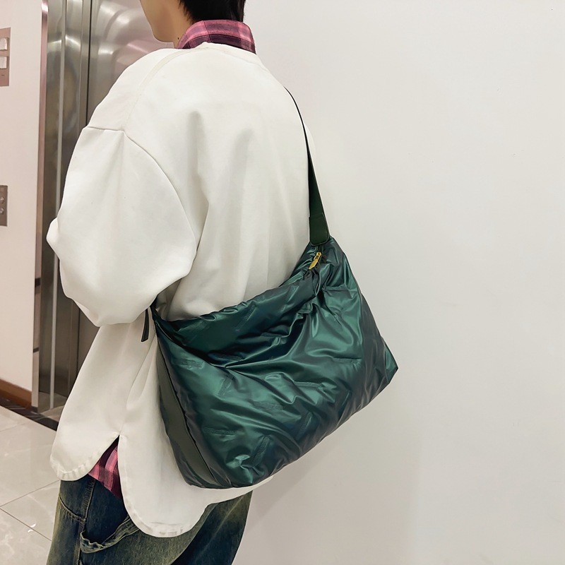 Bolso de mensajero de plumón de gran capacidad para mujer 2023 invierno nuevo bolso de mensajero tendencia de moda bolso de hombro ligero bolso femenino