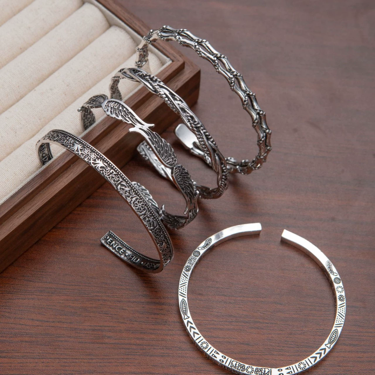 Европейский и американский трансграничный открытый браслет мужской и женский металлический старинный серебряный браслет ретро минималистичный бамбуковый перья резные ручной орнамент оптом