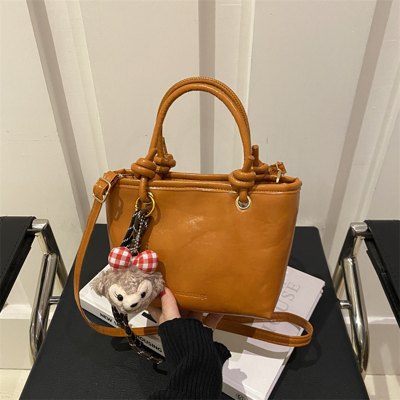 Bolso de moda simple 2024 invierno nuevo estilo retro textura bolso de cubo de moda color sólido viaje mochila de hombro