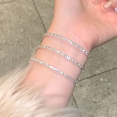 銀色のフルドリルのフラッシュブレスレットの弾力性三層は、洗練された手を重ねて、贅沢な小さなブレスレットの高級感を飾っています