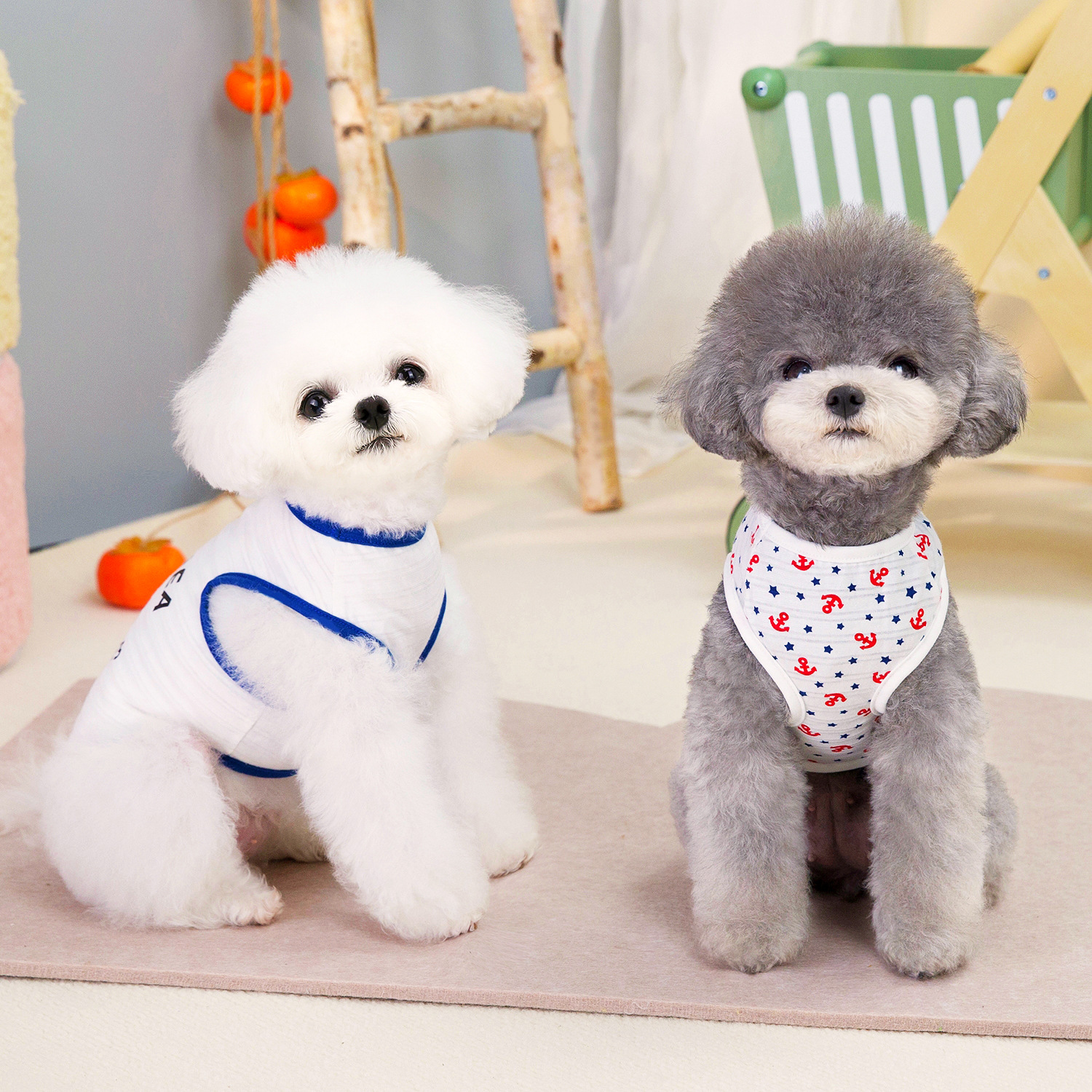 Camiseta regata estilo marinheiro para cães pequenos, como Teddy e Bichon Frisé, ideal para brincar. Roupa fresca e respirável para pets._voghion.com