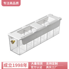 半ズボンの下着の靴下の収納箱を入れます。