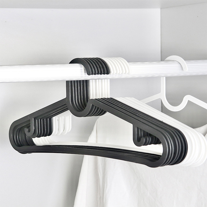 Colgante de ropa para el hogar colgante de ropa espesa y gruesa sin huellas anti-hombro esquinas colgantes de ropa de plástico blanco y negro colgantes de ropa colgantes de ropa dormitorio