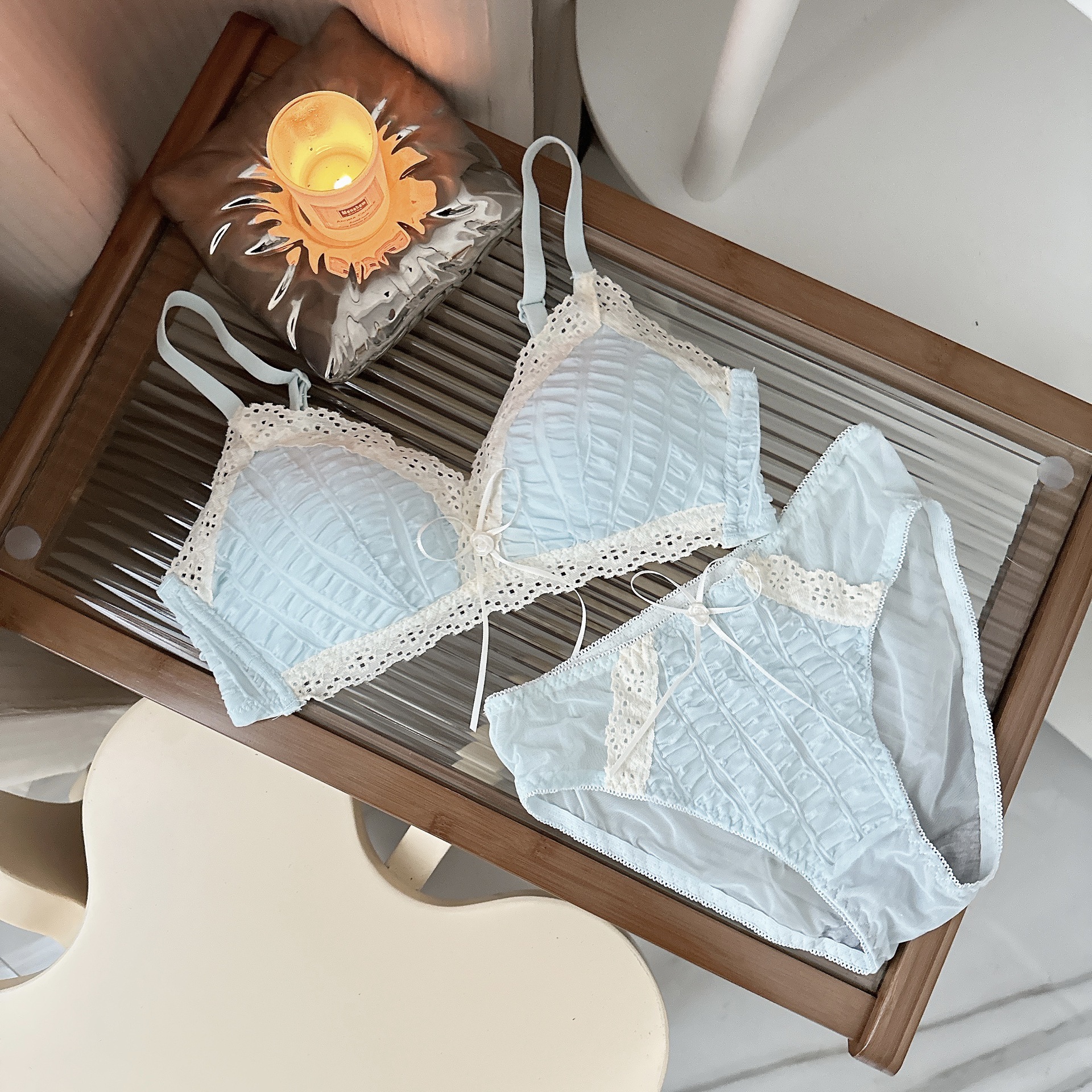 Ropa interior femenina francesa de copa triangular en V profunda, sujetador fruncido sin anillo de acero, sujetador delgado, cómodo y transpirable sin costuras