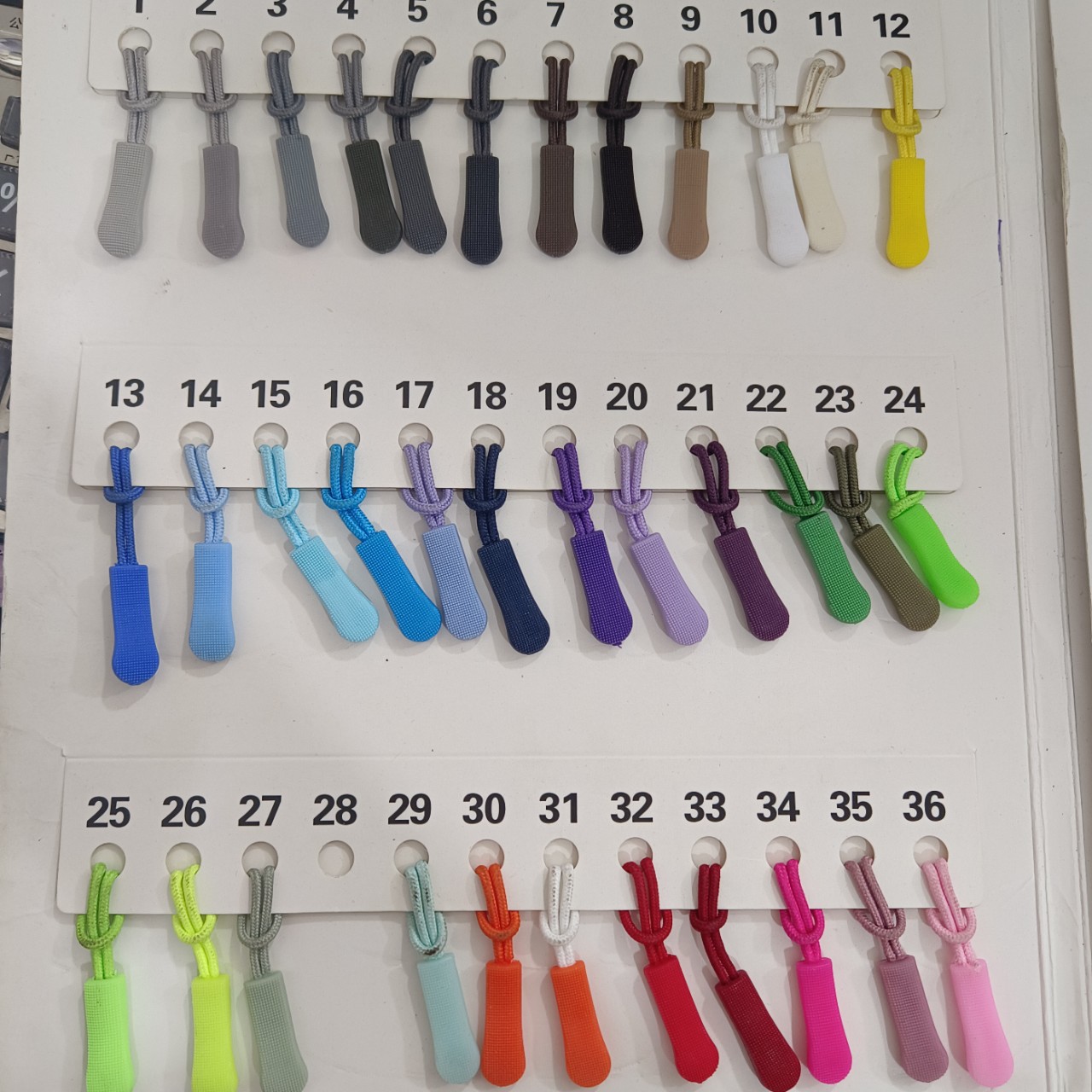 现货毛毛虫拉尾绳服饰箱包挂绳塑料拉链拉头绳子批发注塑拉链头
