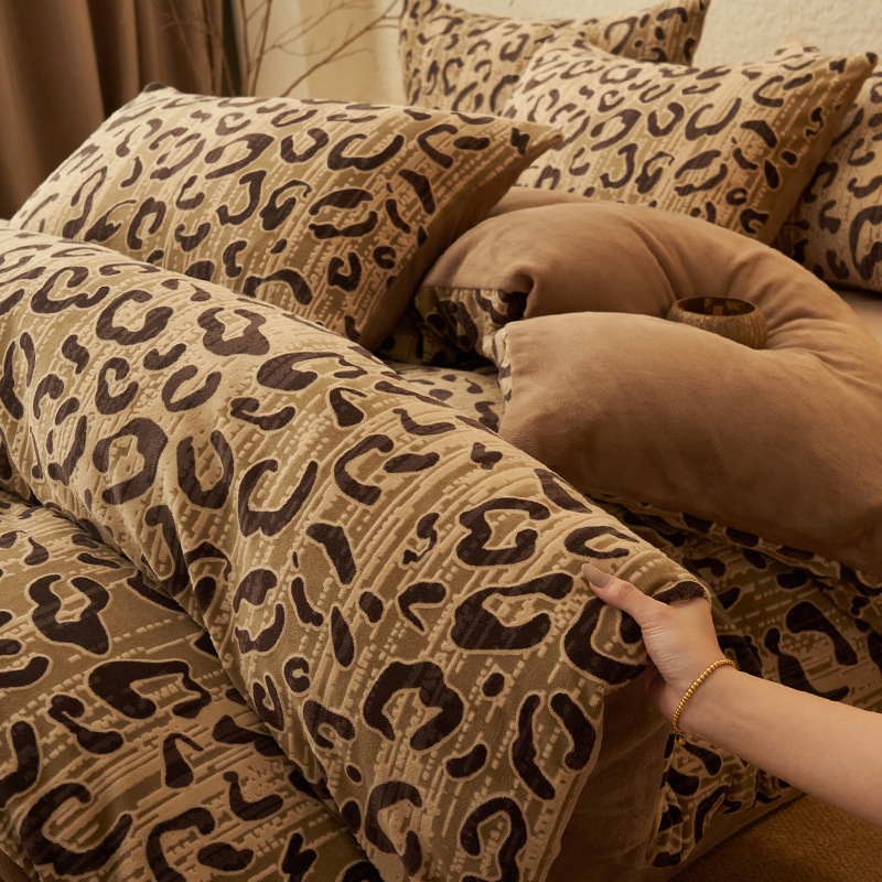 Alta sensación de tallado leche de lana de cuatro piezas doble cara engrosado cálido edredón de coral cubierta de cama de franela