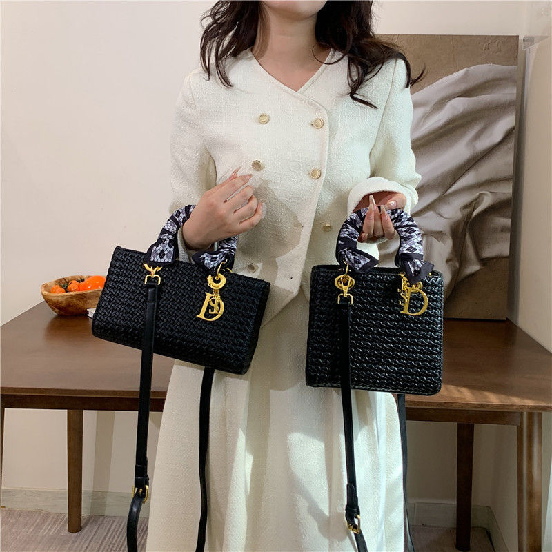 New Women's Bag Princess Diana Bag Embossed Popular High-End Woven Pattern Handbag Single Shoulder Style Pu Crossbody Bridal Bag