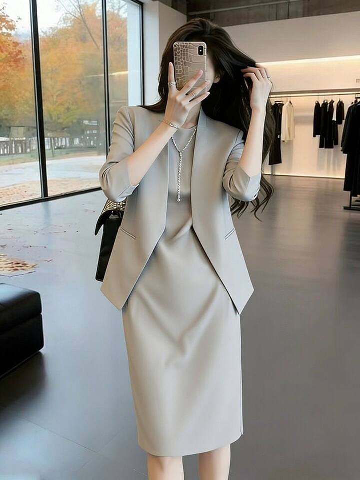 Bộ vest nữ cao cấp gồm áo vest và đầm liền thân hai mảnh, tay lửng, cổ vest, váy midi dáng đứng — Màu xám nhạt chi tiết 4