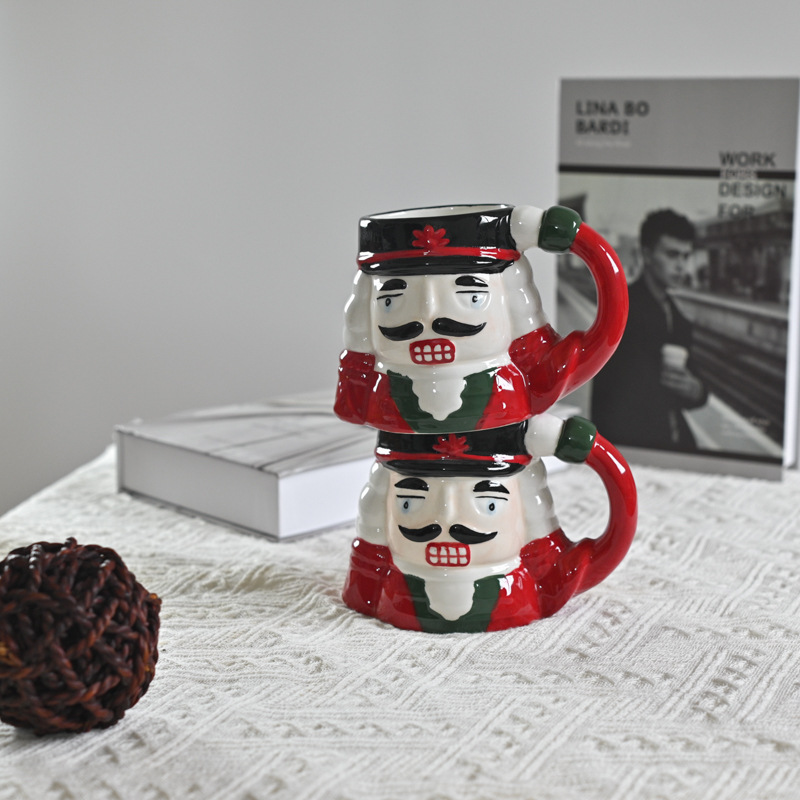 Pedido de exportación Navidad dibujos animados cascanueces tazas de cerámica de alta temperatura bajo vidrio pintado taza de agua taza de regalo tridimensional