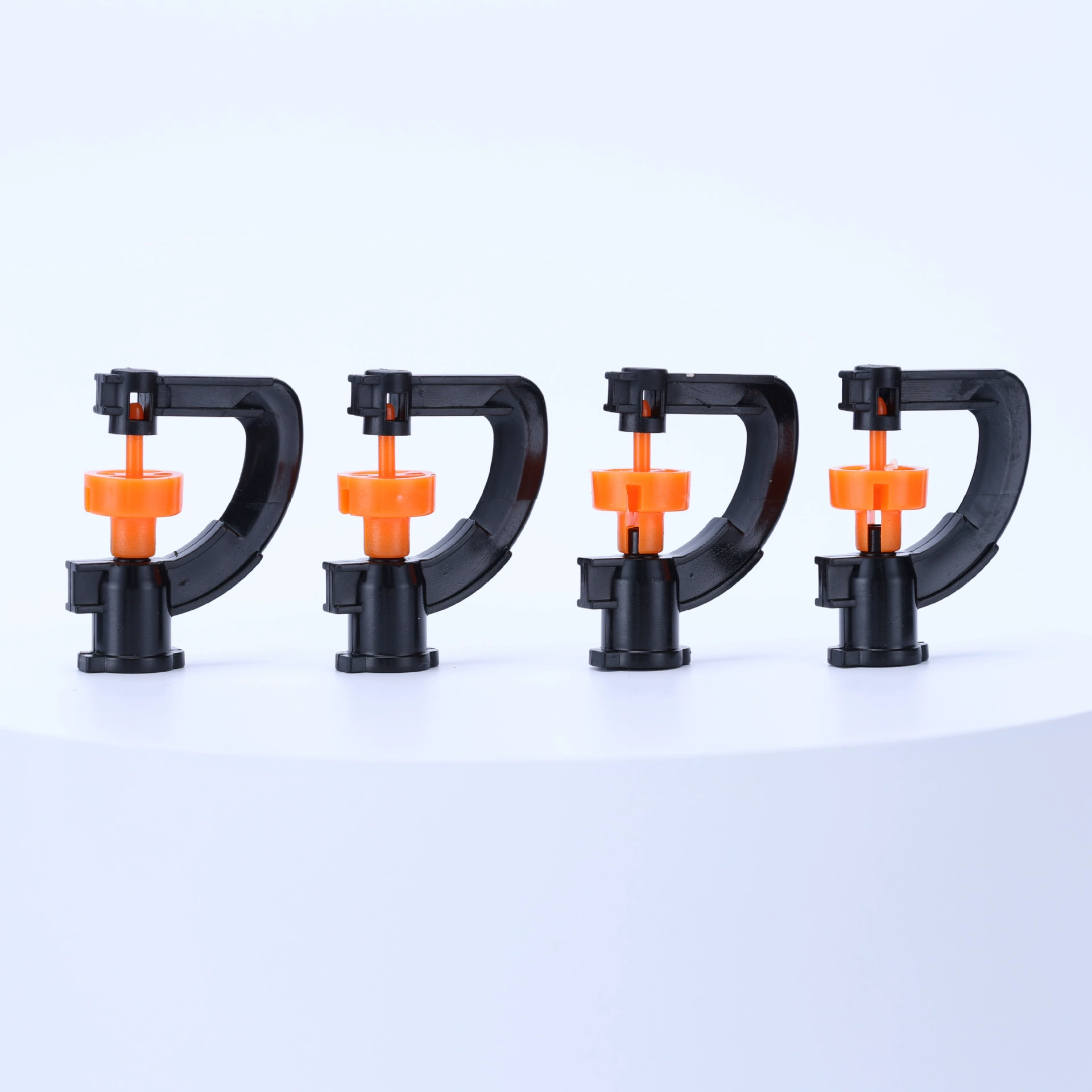 Оранжевая G-образная вращающаяся микрораспылительная головка в сарае садоводства подвесной гнездо автоматический распылительный полив рассады