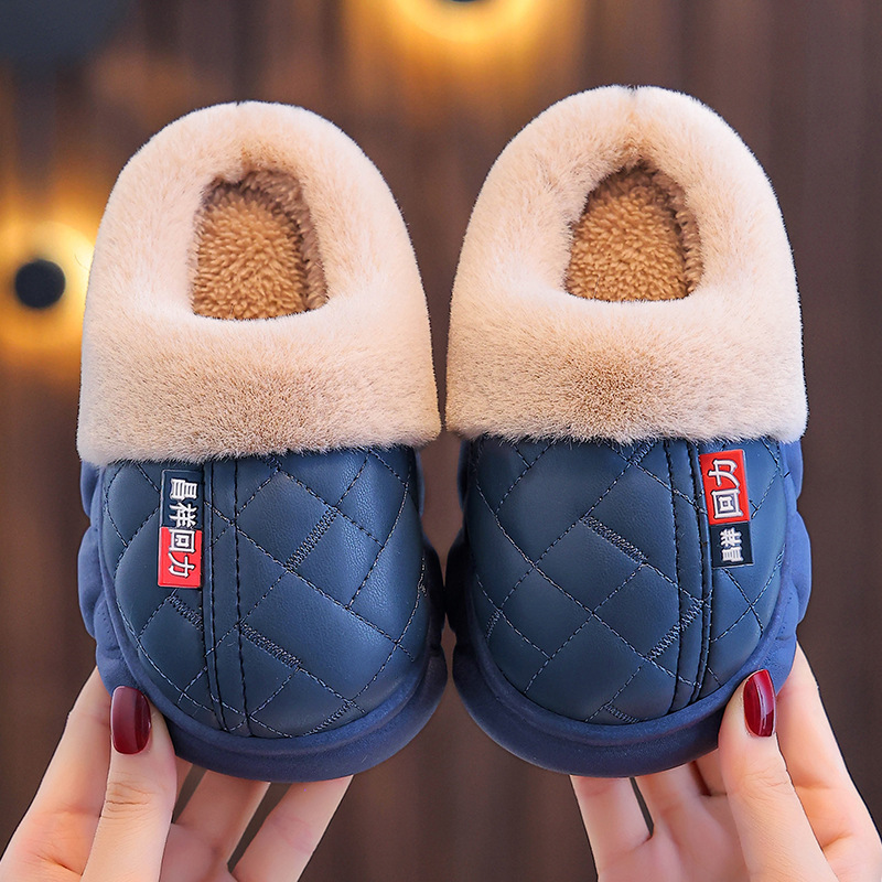 Zapatillas de algodón para niños, niños y niñas, invierno calentamiento de piel PU impermeable y terciopelo para padres e hijos, zapatos de algodón para niños de tamaño medio.