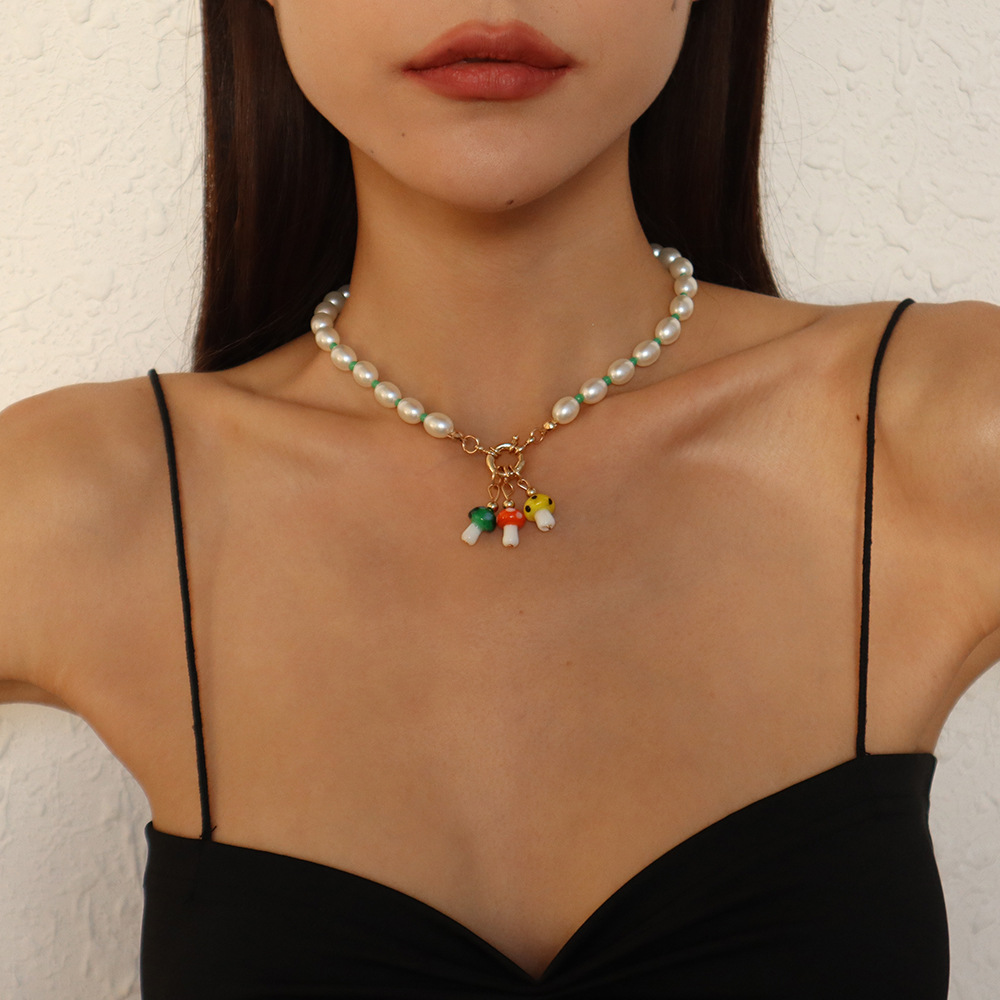 European And American Geometric Imitation Pearl Contrast Color Design Color Mushroom Necklace display picture 1