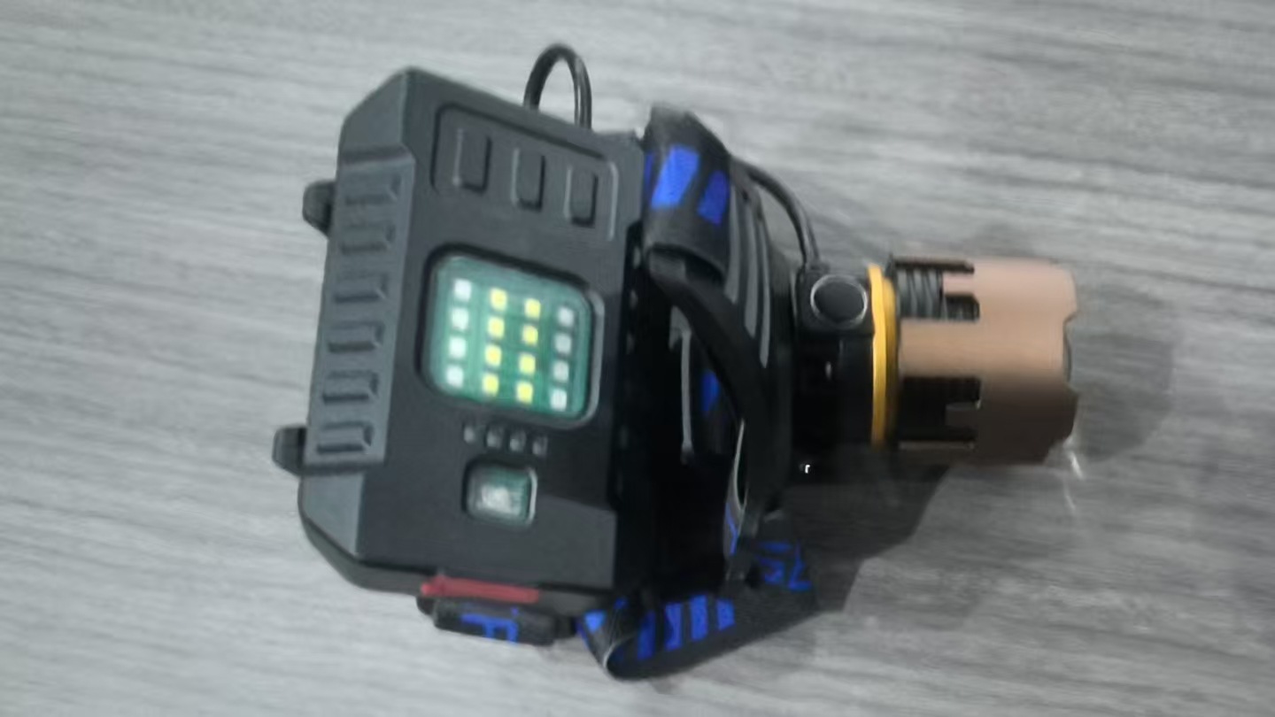 Nuevas patrullas transfronterizas al aire libre agitando con sensor, enfoque, largo alcance, batería de larga duración, faros de pesca nocturna