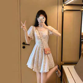 法式碎花连衣裙夏季2026年新款女装收腰显瘦高级感气质泡泡袖裙子