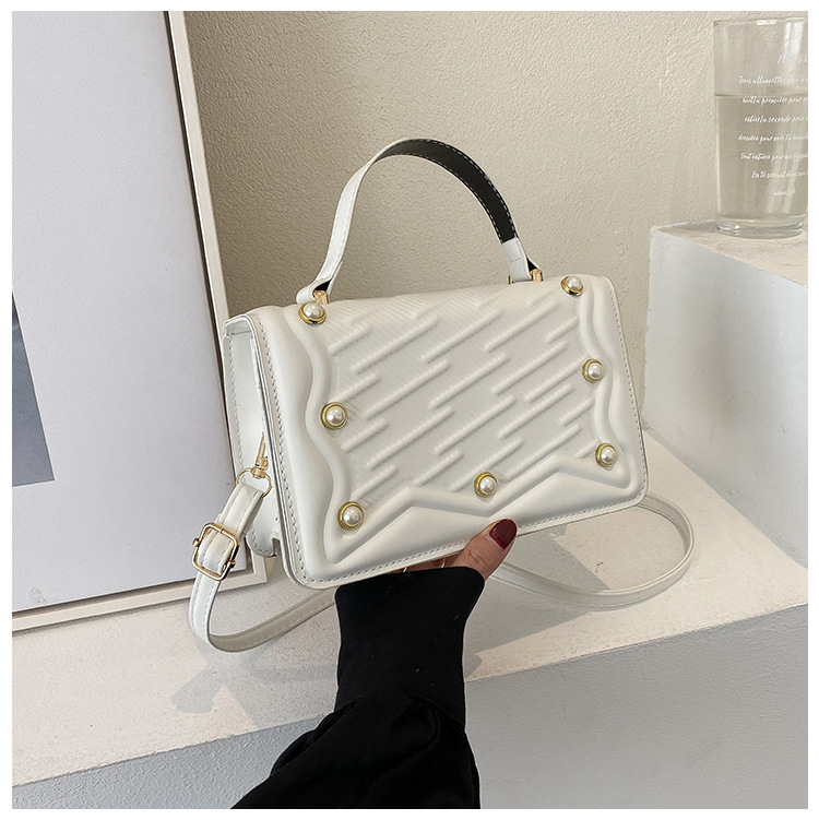 2022 New Fashion Simple Solid Color Small Square Diamond Plaid Shoulder Bag display picture 1