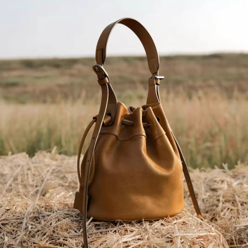 Qiu Zhenyunshu Small Bucket Bag, Vegetable-Tanned Leather, Vintage Casual Single-Shoulder Crossbody Drawstring Bucket Bag, Commuting Spring-Summer Small Bag for Women