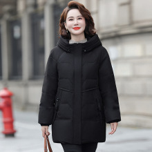 2025年中年妈妈羽绒服专柜正品牌中长款洋气中老年女冬装大码外套