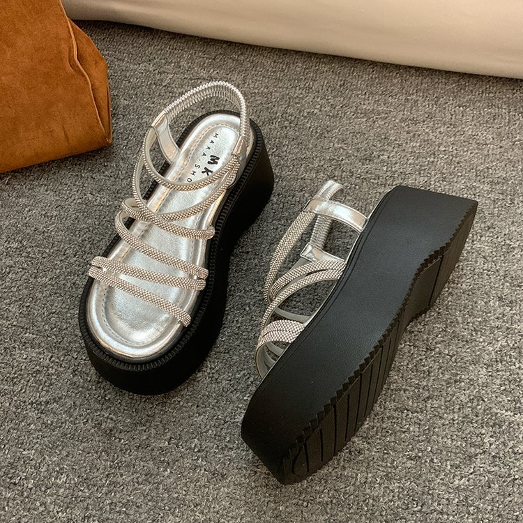 Sandalias para mujer 2025 nuevo verano súper fuego hermoso con falda salvaje sin pies cansados zapatos romanos de suela gruesa