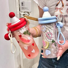 女性の新しいポータブルウォーターカップ、夏用大容量ポータブルカップ、見栄えの良いストローカップ、漫画トリタンプラスチックカップ