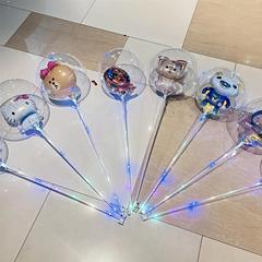 波球の光る白い箱の夜市の光る明かりのネットの赤い透明な風船の子供の漫画は屋台を並べて小さい贈り物を押します。