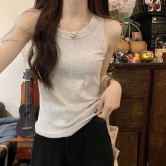 ストラップのベストを着ている女性の夏の光を防ぐために、副乳のガードルのノースリーブの綿のtシャツを身に着けています。