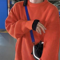 丸首の純色のセーターの男性は秋冬にゆったりしています。