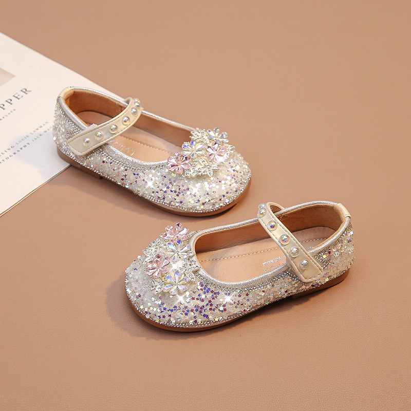 Zapatos de princesa de niñas, primavera de 2026, nuevos zapatos de cuero de arco, moda universal, zapatos de diamante suaves